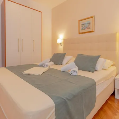 Luxury Apartments Villa Ruzmarina With New Heated Infinity Pool And Lounge Area Marusici  Exterior photo