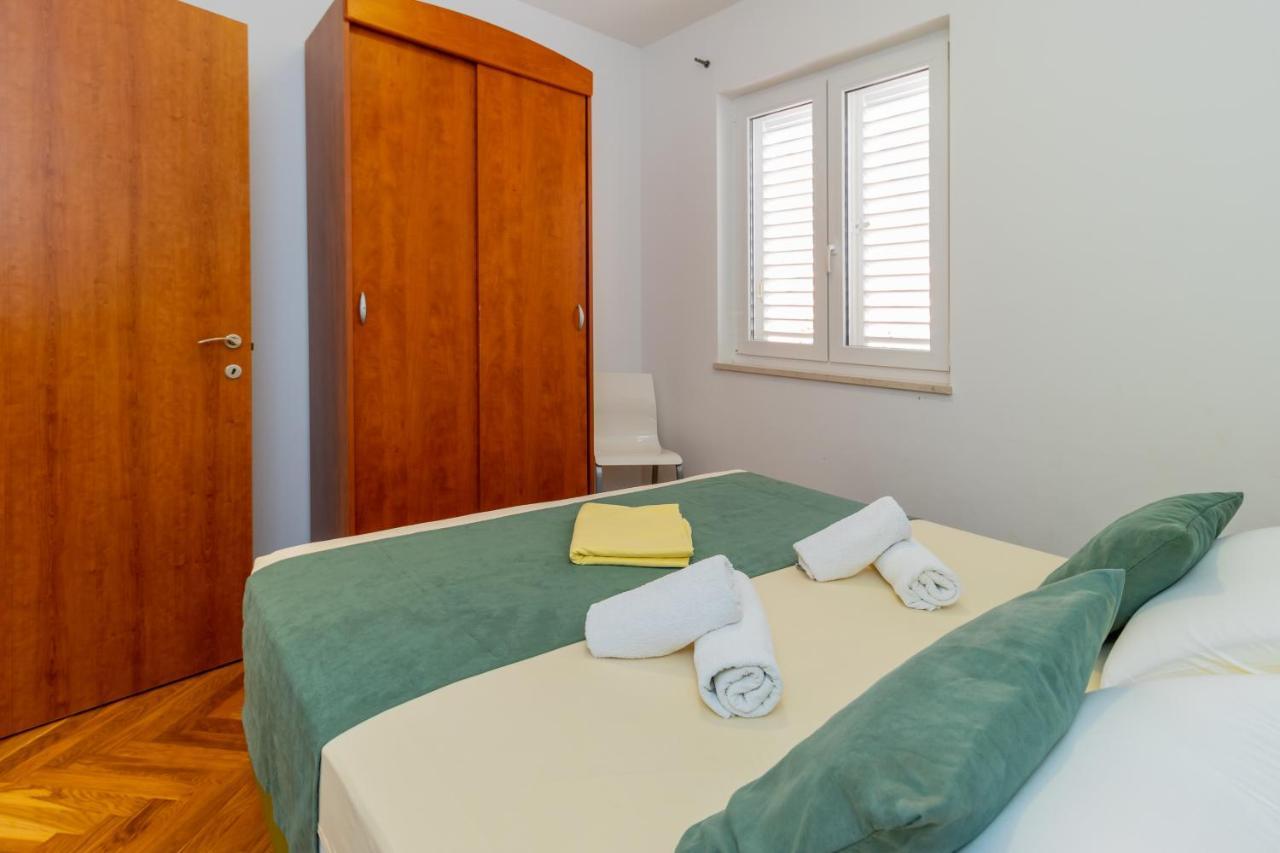 Luxury Ruzmarina With New Heated Infinity Pool And Lounge Area Apartment Marusici (Split-Dalmatia)