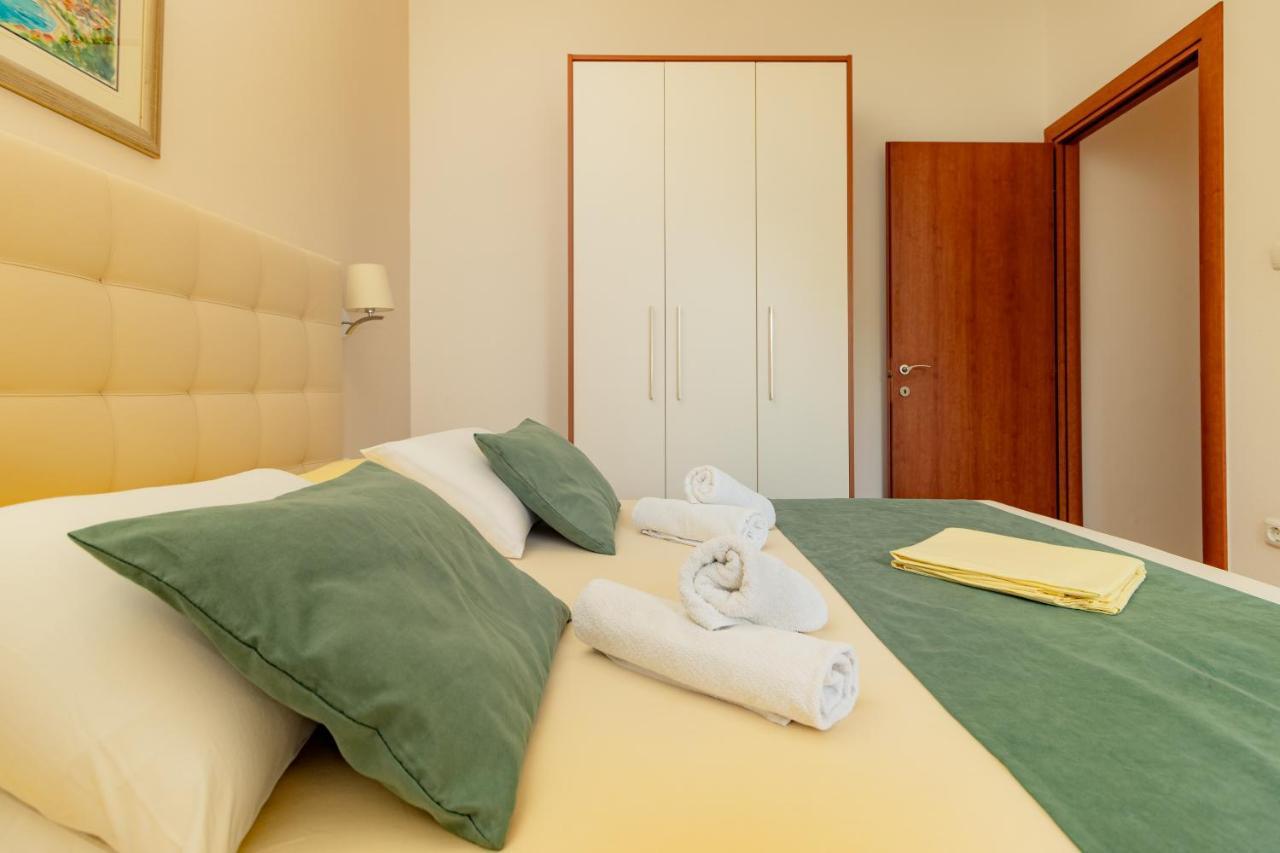 Apartment Luxury Ruzmarina With New Heated Infinity Pool And Lounge Area *
